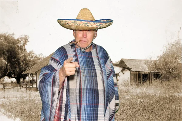 Homem Usa Sombrero Mexicano Serape Poncho Óculos Sol Fuma Charuto — Fotografia de Stock