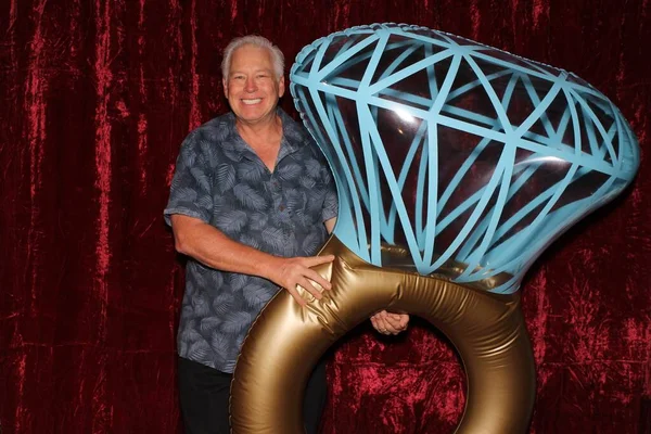 Hombre Sostiene Anillo Bodas Gigante Sonríe Mientras Posa Para Que —  Fotos de Stock