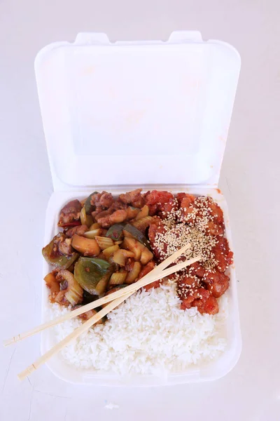 Dışarıdaki Çin Fast Food Köpüklü Konteynır Içinde Masaya Konur Lezzetli — Stok fotoğraf