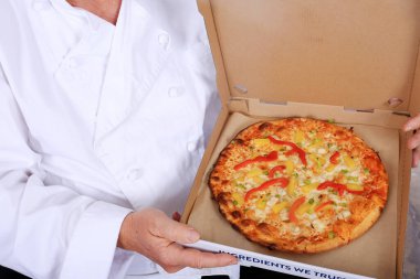 Pizza şefi. - Pizza. Pizza turtası. Gurme Pizza Şefi. Beyazda izole edilmiş. Mesaj için yer var. Beyaz şef kıyafeti ve beyaz şef şapkası içinde bir pizza şefi taze pişmiş pizza tutar. Şef restoranda pizza pişiriyor. Aşçı şefi. Şef. Fırıncı. Şef pizzasıyla. 