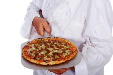Pizza şefi. - Pizza. Pizza turtası. Gurme Pizza Şefi. Beyazda izole edilmiş. Mesaj için yer var. Beyaz şef kıyafeti ve beyaz şef şapkası içinde bir pizza şefi taze pişmiş pizza tutar. Şef restoranda pizza pişiriyor. Aşçı şefi. Şef. Fırıncı. Şef pizzasıyla. 