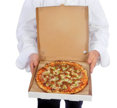 Pizza şefi. - Pizza. Pizza turtası. Gurme Pizza Şefi. Beyazda izole edilmiş. Mesaj için yer var. Beyaz şef kıyafeti ve beyaz şef şapkası içinde bir pizza şefi taze pişmiş pizza tutar. Şef restoranda pizza pişiriyor. Aşçı şefi. Şef. Fırıncı. Şef pizzasıyla. 