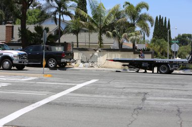 Lake Forest, California, Mayıs 2017: Tehlikeli madde ekibi, yüzme havuzu kimyasalları içeren tek bir kamyon kazasını temizliyor ve zehirli sıvıların çevreye salınmasını engelliyor. Tehlikeli madde kıyafetleri içinde itfaiye ve acil durum ekipleri. 