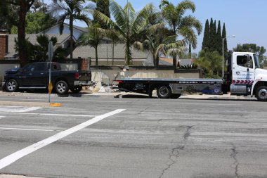 Lake Forest, California, Mayıs 2017: Yassı bir kamyonet, tehlikeli kimyasalların temizlenmesi ve müdahale edilmesine yol açan bir kazadan sonra havuz servisi kamyonunu kaldırıyor ve sallıyor. Tehlikeli madde. 