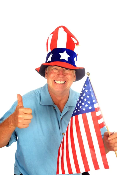 写真のブースで幸せな男 パーティーのフォトブースでは 幸せな男が笑い 面白い顔や笑顔をしています パーティータイムフォトブース 7月4日 7月4日 独立記念日フォトブース 休日の写真ブース アメリカ国旗 — ストック写真