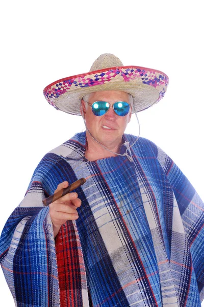 在庆祝墨西哥假日的时候 一个男人戴着墨西哥索姆布罗 头戴塞雷普或蓬乔 戴着太阳镜 抽着一支大雪茄 被白色隔离 文字空间 裁剪路径 照片摊位 在一个晚会上 — 图库照片