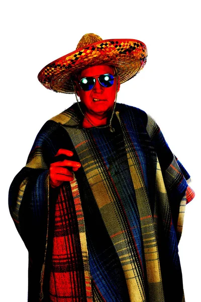 Mężczyzna Nosi Meksykańskie Sombrero Serape Albo Poncho Okulary Przeciwsłoneczne Pali — Zdjęcie stockowe