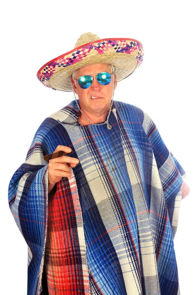 Homem Usa Sombrero Mexicano Serape Poncho Óculos Sol Fuma Charuto — Fotografia de Stock