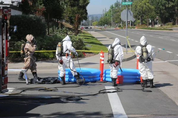 Lake Forest California May 2017 Ομάδα Επικίνδυνων Υλικών Καθαρίζει Ένα — Φωτογραφία Αρχείου