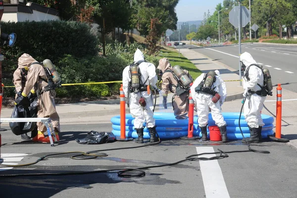 Lake Forest Californië Mei 2017 Team Gevaarlijke Materialen Ruimt Een — Stockfoto