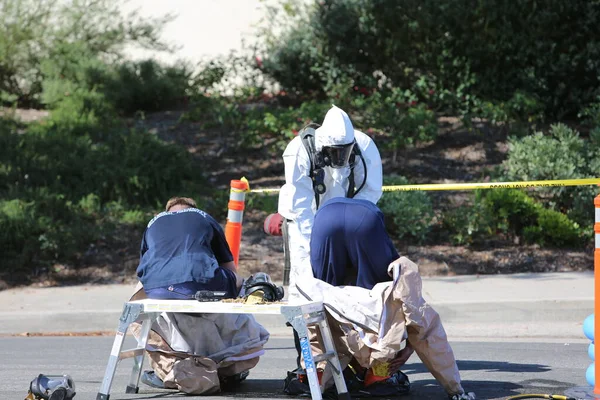 Lake Forest California May 2017 Ομάδα Επικίνδυνων Υλικών Καθαρίζει Ένα — Φωτογραφία Αρχείου