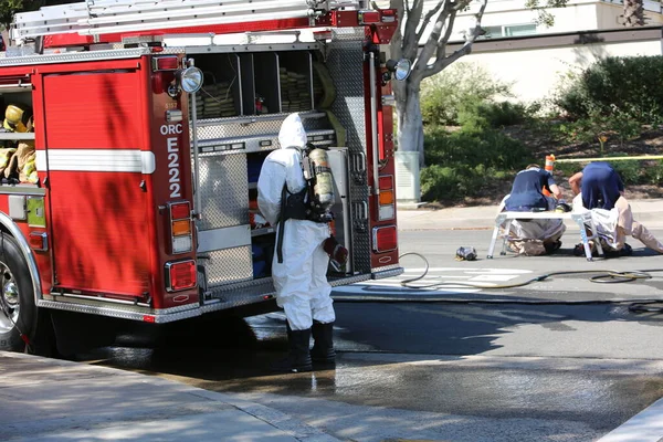 2017年5月 カリフォルニア州レイクフォレスト 有害物質チームは プール化学物質を含む単一のトラック事故を浄化し 有毒液体が環境に放出されないようにします ハズマットスーツの火災や緊急チーム — ストック写真