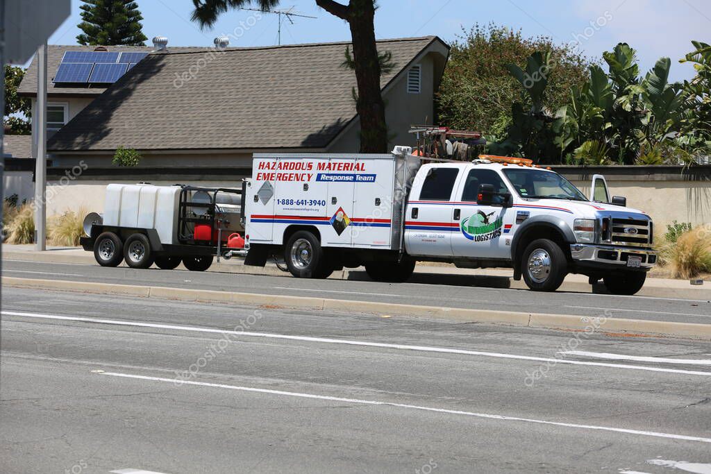 Lake Forest, California, mayo de 2017 Una grúa de cama plana retira y