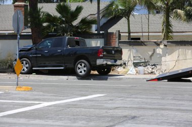 Lake Forest, California, Mayıs 2017: Yassı bir kamyonet, tehlikeli kimyasalların temizlenmesi ve müdahale edilmesine yol açan bir kazadan sonra havuz servisi kamyonunu kaldırıyor ve sallıyor. Tehlikeli madde. 