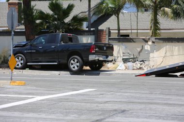 Lake Forest, California, Mayıs 2017: Yassı bir kamyonet, tehlikeli kimyasalların temizlenmesi ve müdahale edilmesine yol açan bir kazadan sonra havuz servisi kamyonunu kaldırıyor ve sallıyor. Tehlikeli madde. 