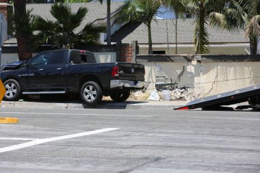 Lake Forest, California, Mayıs 2017: Yassı bir kamyonet, tehlikeli kimyasalların temizlenmesi ve müdahale edilmesine yol açan bir kazadan sonra havuz servisi kamyonunu kaldırıyor ve sallıyor. Tehlikeli madde. 