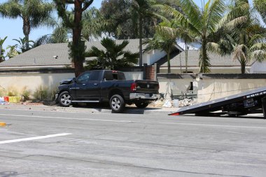 Lake Forest, California, 23 Mayıs 2017: Tehlikeli madde ekibi, yüzme havuzu kimyasalları içeren tek bir kamyon kazasını temizler ve zehirli sıvıların çevreye salınmasını önler. Tehlikeli madde kıyafetleri içinde itfaiye ve acil durum ekipleri.