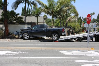 Lake Forest, California, Mayıs 2017: Yassı bir kamyonet, tehlikeli kimyasalların temizlenmesi ve müdahale edilmesine yol açan bir kazadan sonra havuz servisi kamyonunu kaldırıyor ve sallıyor. Tehlikeli madde. 