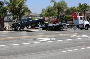 Lake Forest, California, Mayıs 2017: Yassı bir kamyonet, tehlikeli kimyasalların temizlenmesi ve müdahale edilmesine yol açan bir kazadan sonra havuz servisi kamyonunu kaldırıyor ve sallıyor. Tehlikeli madde. 