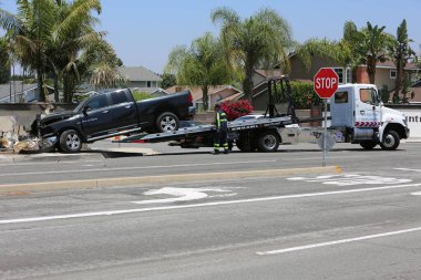 Lake Forest, California, Mayıs 2017: Yassı bir kamyonet, tehlikeli kimyasalların temizlenmesi ve müdahale edilmesine yol açan bir kazadan sonra havuz servisi kamyonunu kaldırıyor ve sallıyor. Tehlikeli madde. 