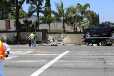 Lake Forest, California, 23 Mayıs 2017: Tehlikeli madde ekibi, yüzme havuzu kimyasalları içeren tek bir kamyon kazasını temizler ve zehirli sıvıların çevreye salınmasını önler. Tehlikeli madde kıyafetleri içinde itfaiye ve acil durum ekipleri.