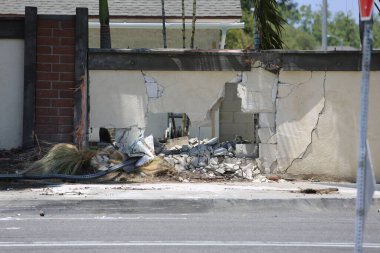 Lake Forest, California, 23 Mayıs 2017: Tehlikeli madde ekibi, yüzme havuzu kimyasalları içeren tek bir kamyon kazasını temizler ve zehirli sıvıların çevreye salınmasını önler. Tehlikeli madde kıyafetleri içinde itfaiye ve acil durum ekipleri.
