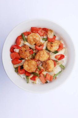 Karides deniz ürünleri. Sebzeli taze karides. Pirinç ve sebzeli karides. Sağlıklı yemek. Beyazda izole edilmiş. Mesaj için yer var. Kırpma Yolu. Çin yemeği. - Öğle yemeği. Akşam yemeği. Karides ve pilav. Aperatif, Asyalı, açık büfe. Deniz ürünleri büfesi. fast food. 