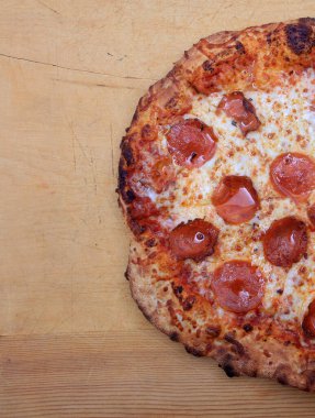 Pepperoni Pizza. Beyaz üzerine izole edilmiş bir Pepperoni pizza. Mesaj için yer var. Kırpma Yolu. Pepperoni ve peynirli pizza. Lezzetli Pizza. Bir sürü peynirli pizza. Pepperoni pizza. Mantarlı pizza. Mozzarella ve domates. İtalyan yemeği. İtalyan yemeği. Sıcak pizza. Pizza.. 