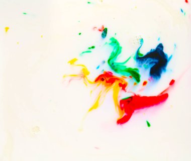 Soyut renkler, arka planlar ve dokular. Sütlü gıda boyası. Sihirli Süt. Süt, gıda boyası ve bulaşık deterjanı. Sütteki besin boyası parlak renkli arka planlar yaratıyor. Renkli kimyasal deney. Süt ile besin renklendirici ve psikedelik desen.