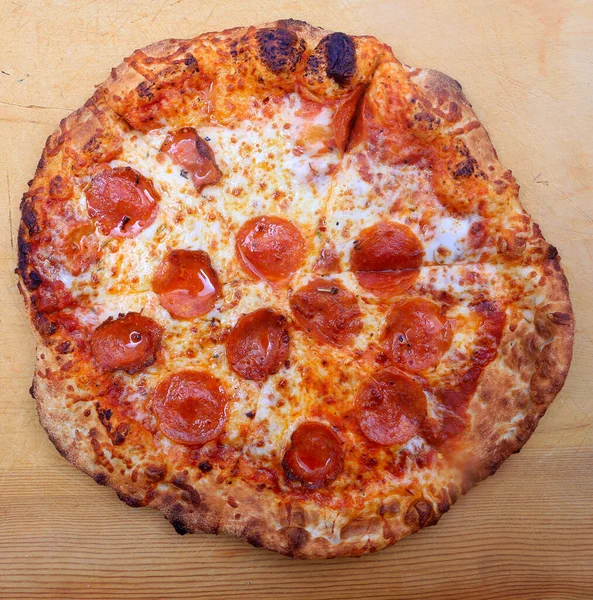 Pepperoni Pizza Egy Pepperoni Pizza Fehér Alapon Van Hely Sms — Stock Fotó
