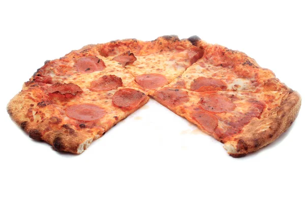 ペパロニ 白で隔離されたペパロニピザ テキスト用の部屋 クリッピングパス ペパロニとチーズピザ おいしいピザ チーズピザが多い ペパロニ キノコピザだ モッツァレラとトマト — ストック写真