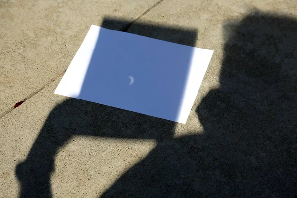 Eclipse Solar Eclipse Solar 2017 Homem Usa Buraco Pino Uma — Fotografia de Stock