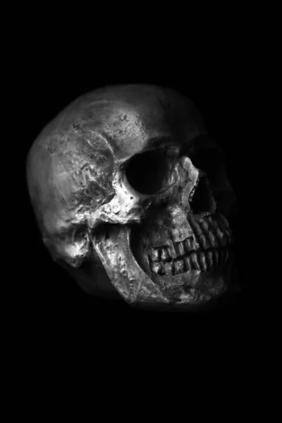 인간의 할로윈이요 무섭네요 할로윈 점에서 고립되어 밤에는 두개골에 켜집니다 Kvid — 스톡 사진