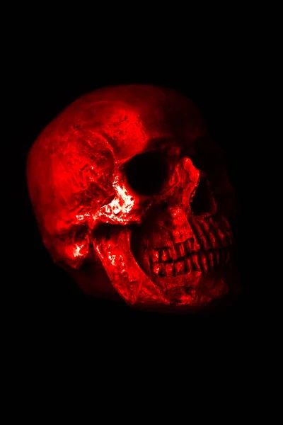 人間の頭蓋骨 ハロウィンだ 怖がってる 気味が悪い ハロウィン ヒューマン スカル ブラックに隔離された不気味な怪物人間の頭蓋骨 夜の人間の頭蓋骨に赤い光 Covid — ストック写真