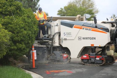 Garaj yolu yeniden yapılandırması. Çimento ve Black Top Otoyol Yeniden Yapılandırma. Eski bir Drive Way yeniden inşa edilmek üzere yıkılıyor. Beton, Beton, Tuğla ve Çamur. Yıkım uzmanları bir garaj yolunu yıkıyorlar. Özel sürüş yolu, sokak rehabilitasyonu. 