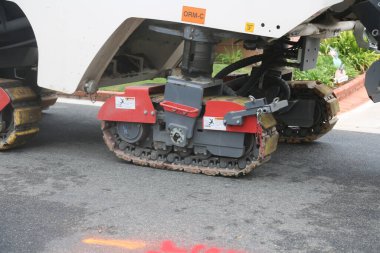 Garaj yolu yeniden yapılandırması. Çimento ve Black Top Otoyol Yeniden Yapılandırma. Eski bir Drive Way yeniden inşa edilmek üzere yıkılıyor. Beton, Beton, Tuğla ve Çamur. Yıkım uzmanları bir garaj yolunu yıkıyorlar. Özel sürüş yolu, sokak rehabilitasyonu. 