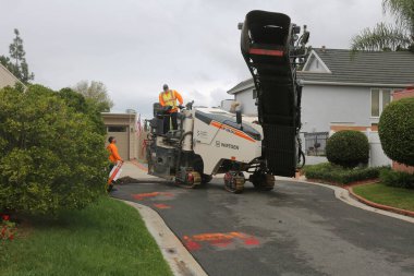 Garaj yolu yeniden yapılandırması. Çimento ve Black Top Otoyol Yeniden Yapılandırma. Eski bir Drive Way yeniden inşa edilmek üzere yıkılıyor. Beton, Beton, Tuğla ve Çamur. Yıkım uzmanları bir garaj yolunu yıkıyorlar. Özel sürüş yolu, sokak rehabilitasyonu. 