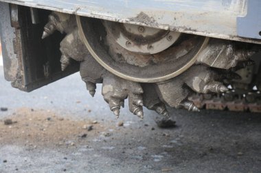 Garaj yolu yeniden yapılandırması. Çimento ve Black Top Otoyol Yeniden Yapılandırma. Eski bir Drive Way yeniden inşa edilmek üzere yıkılıyor. Beton, Beton, Tuğla ve Çamur. Yıkım uzmanları bir garaj yolunu yıkıyorlar. Özel sürüş yolu, sokak rehabilitasyonu. 