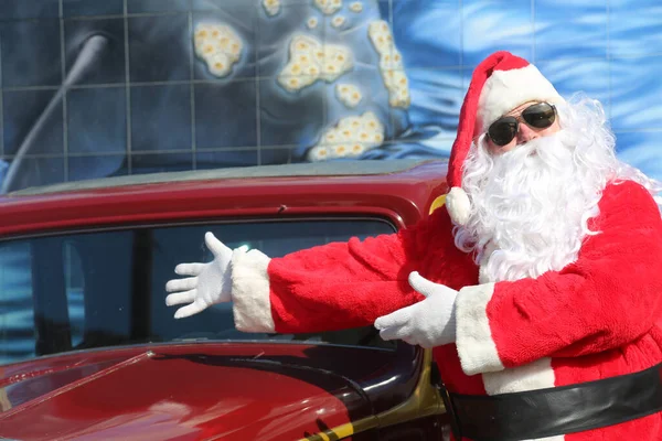 Święty Mikołaj Samochód Święta Prezent Świąteczny Santa Claus Dostarcza Samochód — Zdjęcie stockowe