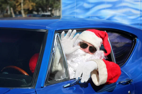 Święty Mikołaj Samochód Święta Prezent Świąteczny Święty Mikołaj Pozuje Swojego — Zdjęcie stockowe