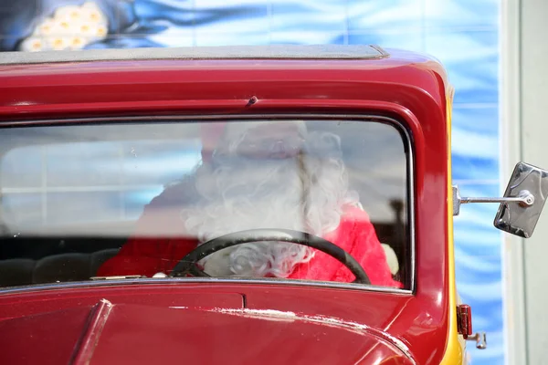 Święty Mikołaj Samochód Święta Prezent Świąteczny Santa Claus Dostarcza Samochód — Zdjęcie stockowe