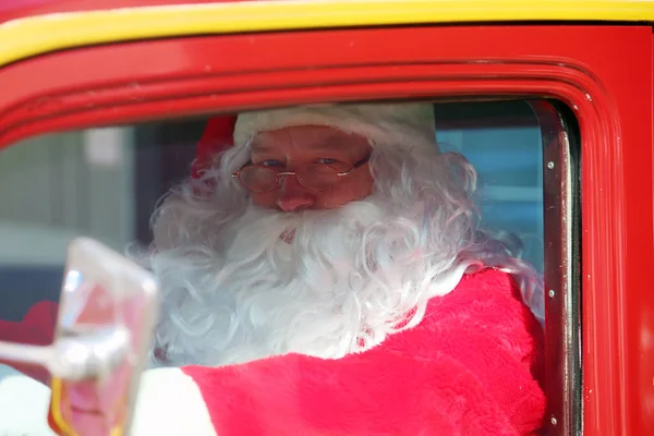 Santa Claus Auto Vánoce Vánoční Dárek Santa Claus Doručuje Red — Stock fotografie