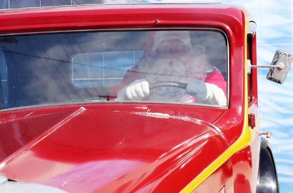 サンタクロース クリスマスだ クリスマスプレゼント サンタクロースはクリスマスにレッドホットロッドレースカーを提供します サンタクロースはクリスマスの準備をします 休暇でサンタクロース クリスマスプレゼントだ サンタクロースはホットロッドカーを運転します ホーホー — ストック写真