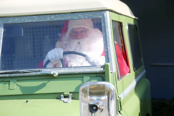 Pai Natal Carro Natal Presente Natal Papai Noel Posa Para — Fotografia de Stock