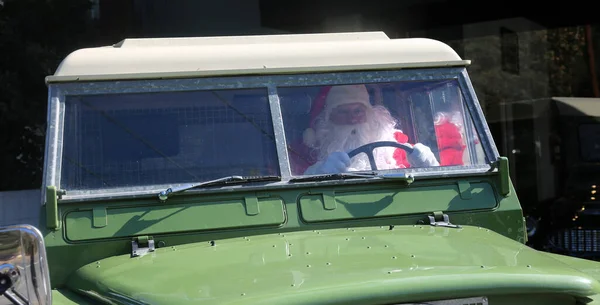 Santa Claus Car Christmas Christmas Present Santa Claus Poses His — Stock Photo, Image