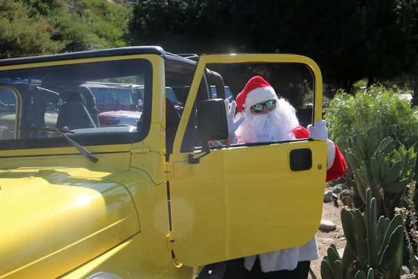 Święty Mikołaj Samochód Święta Prezent Świąteczny Święty Mikołaj Pozuje Swojego — Zdjęcie stockowe