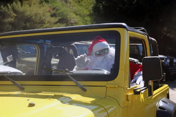 サンタクロース クリスマスだ クリスマスプレゼント サンタクロースは車で肖像画をポーズしている サンタクロースはクリスマスの準備をします 休暇でサンタクロース クリスマスプレゼントを配達するグリーン車のサンタクロース サンタクロースは黄色の車を運転する — ストック写真