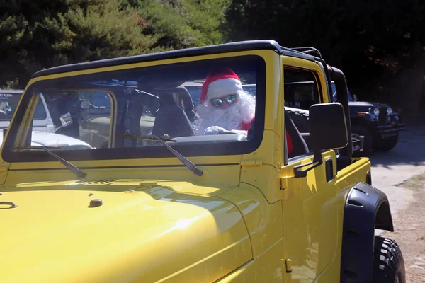 Pai Natal Carro Natal Presente Natal Papai Noel Posa Para — Fotografia de Stock