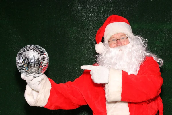 Weihnachten Weihnachtsmann Spiegelkugel Vorhanden Fotokabine Der Weihnachtsmann Posiert Einer Fotobox — Stockfoto