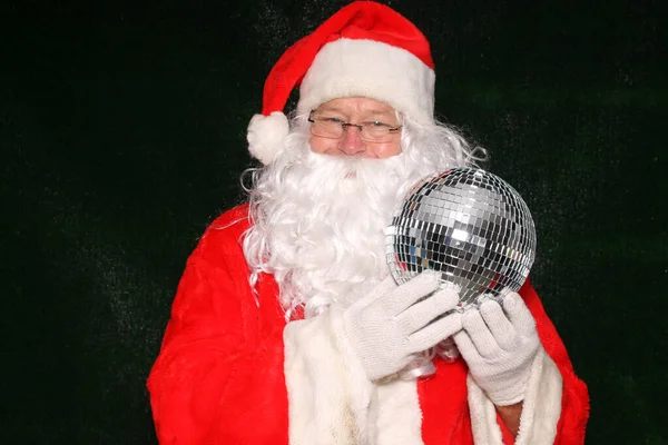 Weihnachten Weihnachtsmann Spiegelkugel Vorhanden Fotokabine Der Weihnachtsmann Posiert Einer Fotobox — Stockfoto